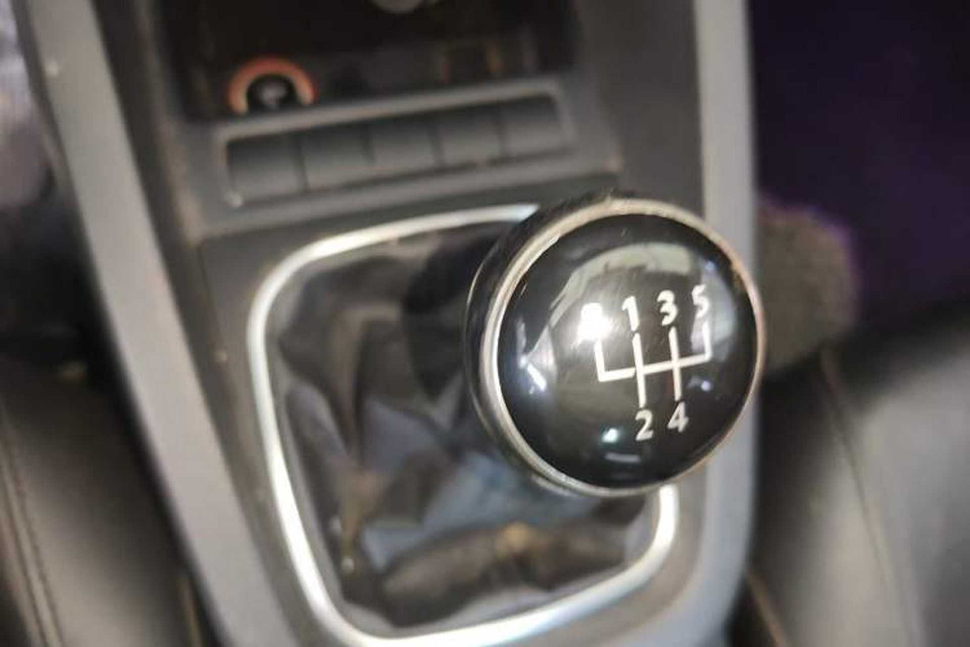Used Volkswagen Sagitar 2014 1.6L Manual Comfort Model Gear Lever