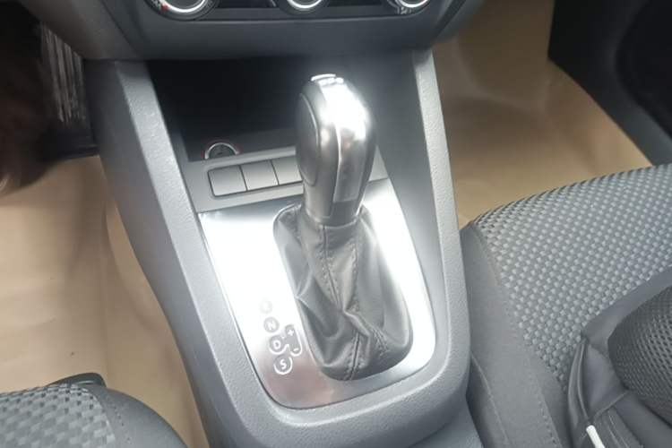 Used Volkswagen Sagitar 2014 Revised Version 1.4TSI Automatic Fashion Edition Gear Lever