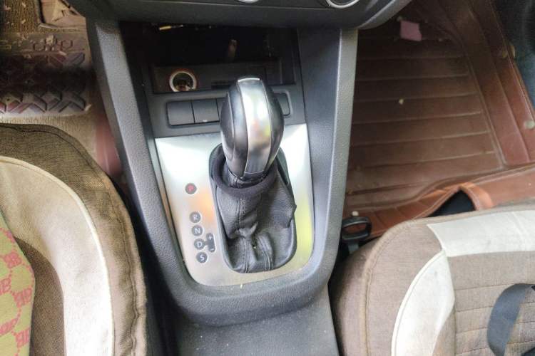 Used Volkswagen Sagitar 2014 1.6L Automatic Comfort Model Gear Lever