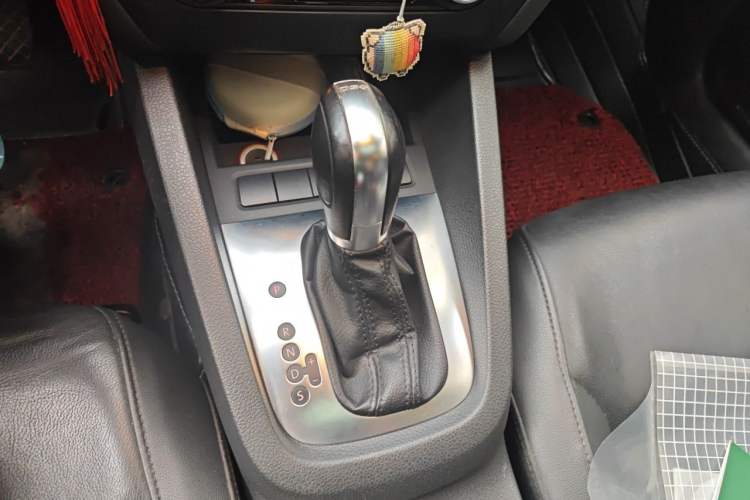Used Volkswagen Sagitar 2014 1.4TSI Automatic Luxury Model Gear Lever
