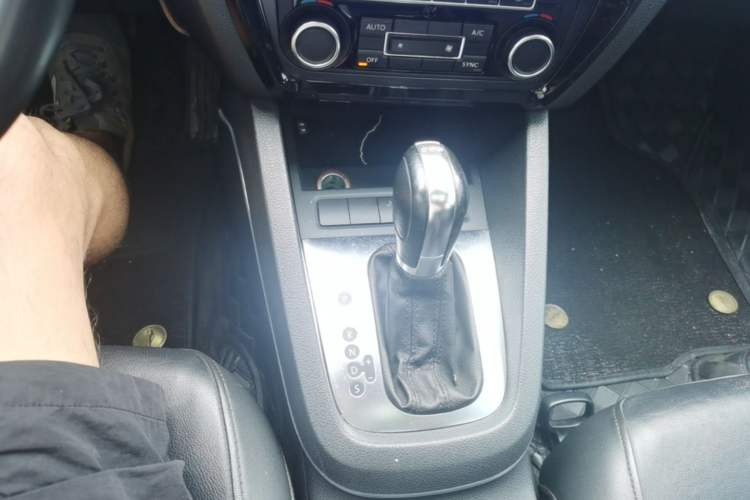 Used Volkswagen Sagitar 2014 Revised Version 1.4TSI Automatic Luxury Edition Gear Lever