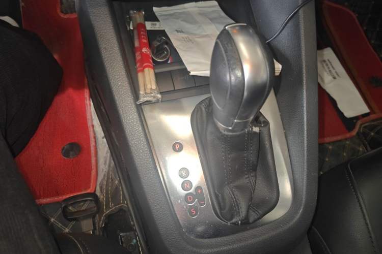 Used Volkswagen Sagitar 2014 1.6L Automatic Comfort Model Gear Lever