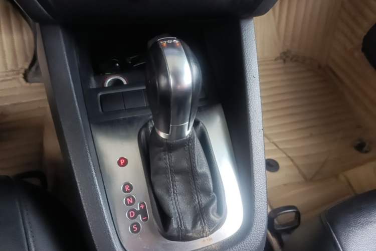 Used Volkswagen Sagitar 2014 Revised Version 1.4TSI Automatic Luxury Edition Gear Lever