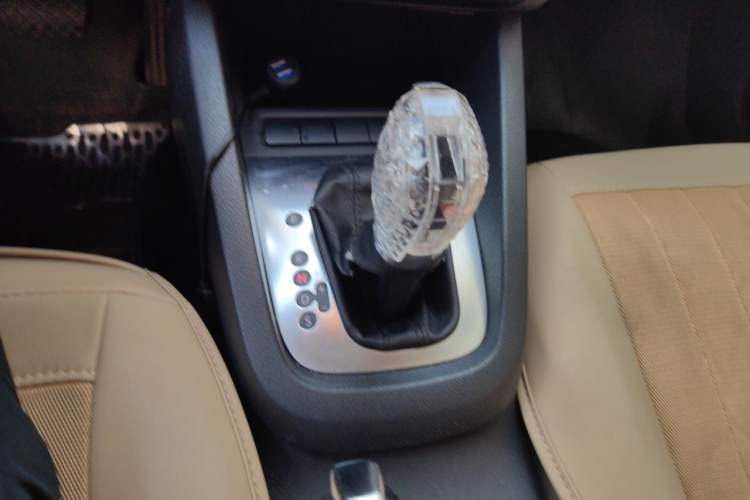 Used Volkswagen Sagitar 2014 1.6L Automatic Comfort Model Gear Lever