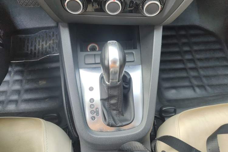 Used Volkswagen Sagitar 2014 Revised Version 1.6L Automatic Comfort Edition Gear Lever