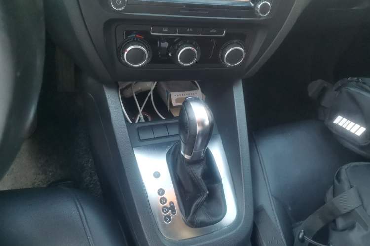 Used Volkswagen Sagitar 2014 1.6L Automatic Comfort Model Gear Lever