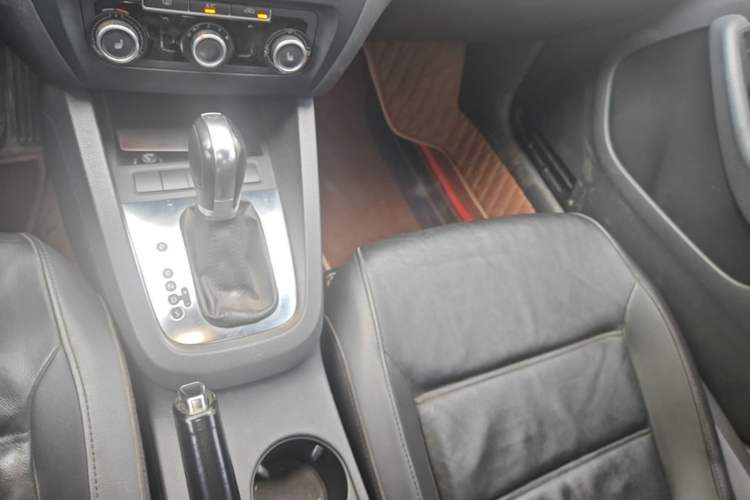 Used Volkswagen Sagitar 2014 1.6L Automatic Comfort Model Gear Lever