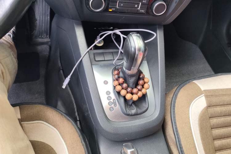 Used Volkswagen Sagitar 2014 1.4TSI Automatic Luxury Model Gear Lever