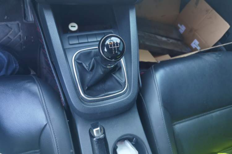 Used Volkswagen Sagitar 2014 1.6L Manual Comfort Model Gear Lever