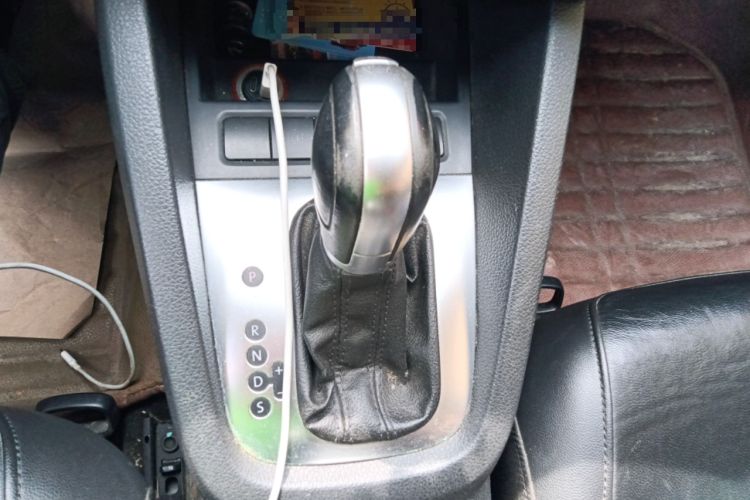 Used Volkswagen Sagitar 2014 1.6L Automatic Comfort Model Gear Lever