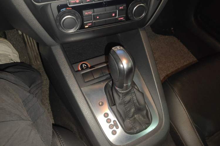 Used Volkswagen Sagitar 2014 Revised Version 1.4TSI Automatic Luxury Edition Gear Lever