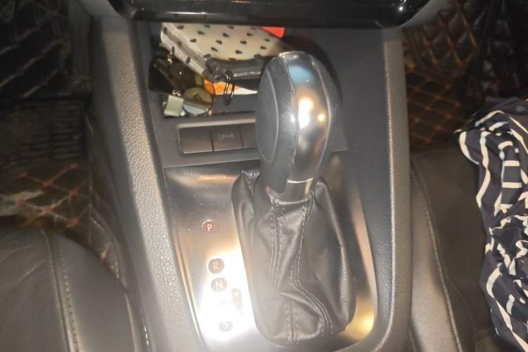 Used Volkswagen Sagitar 2014 1.6L Automatic Comfort Model Gear Lever