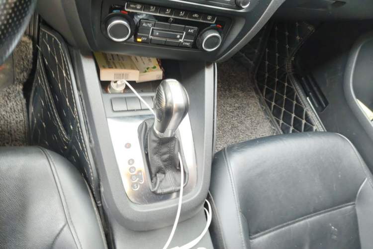 Used Volkswagen Sagitar 2014 Revised Version 1.4TSI Automatic Luxury Edition Gear Lever