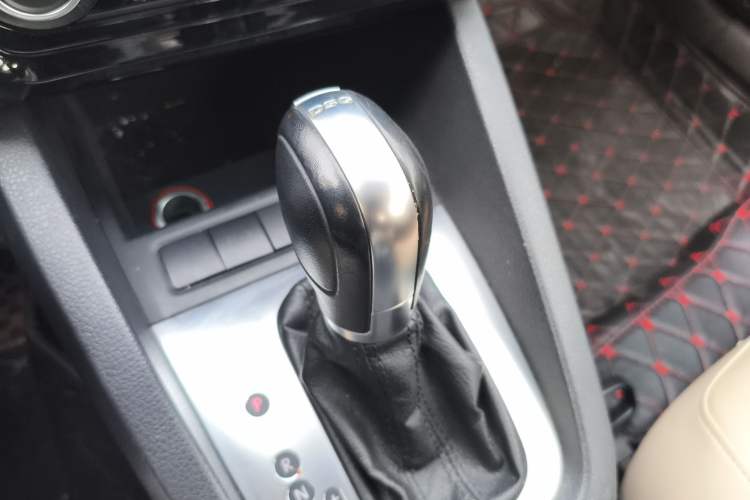 Used Volkswagen Sagitar 2014 1.4TSI Automatic Luxury Model Gear Lever