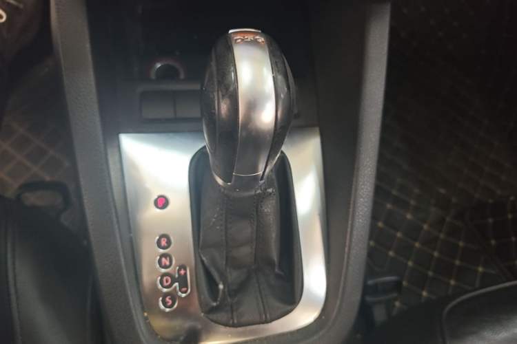 Used Volkswagen Sagitar 2014 1.4TSI Automatic Luxury Model Gear Lever