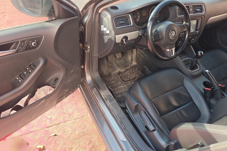 Used Volkswagen Sagitar 2014 Revised Version 1.6L Manual Comfort Edition Interior 3