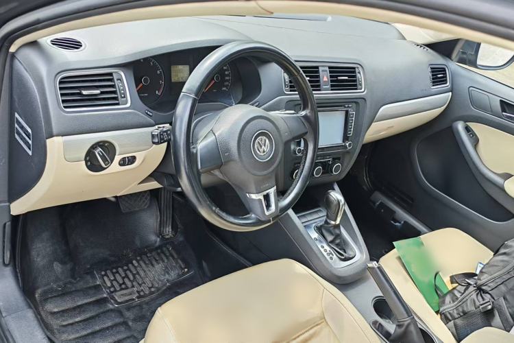 Used Volkswagen Sagitar 2014 Revised Version 1.6L Automatic Comfort Edition Interior 3
