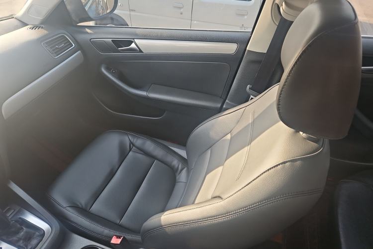 Used Volkswagen Sagitar 2014 Revised Version 1.6L Automatic Comfort Edition Interior 4