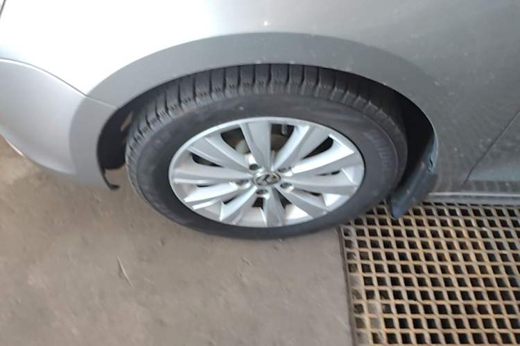 Used Volkswagen Sagitar 2014 Revised Version 1.6L Manual Comfort Edition Left Front Wheel Hub