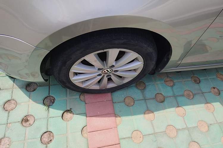 Used Volkswagen Sagitar 2014 1.4TSI Manual Luxury Model Left Front Wheel Hub