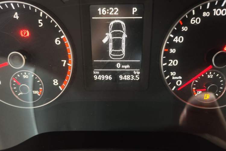 Used Volkswagen Sagitar 2014 1.4TSI Automatic Luxury Model Odometer Close Up