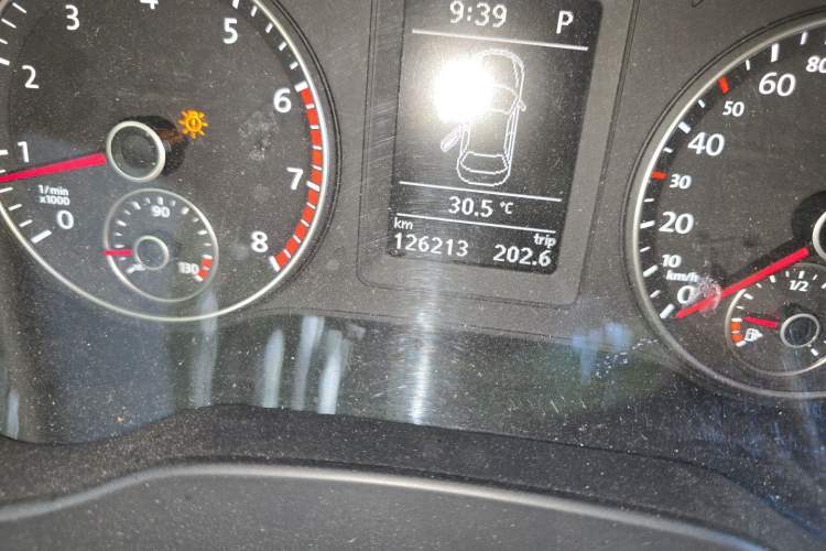 Used Volkswagen Sagitar 2014 1.4TSI Automatic Fashion Edition Odometer Close Up