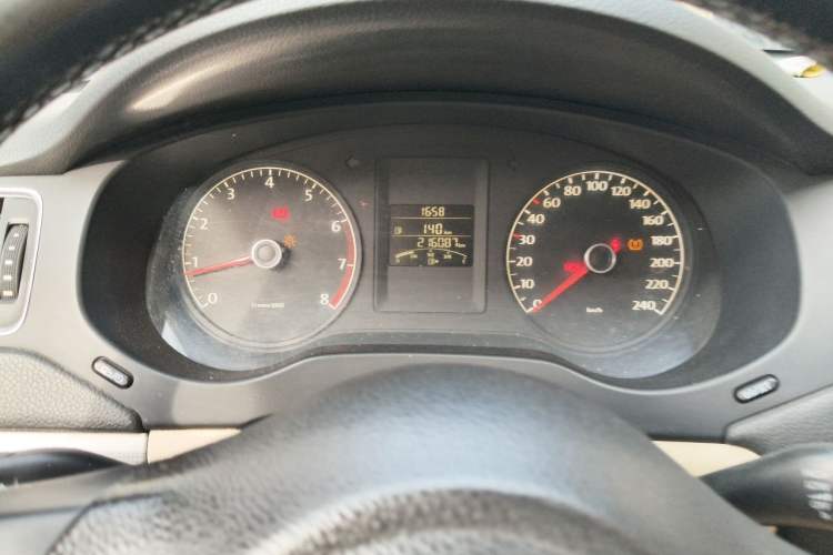 Used Volkswagen Sagitar 2014 Revised Version 1.6L Manual Comfort Edition Odometer Close Up