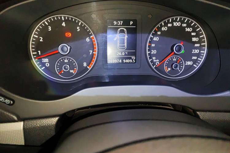 Used Volkswagen Sagitar 2014 1.4TSI Automatic Luxury Model Odometer Close Up