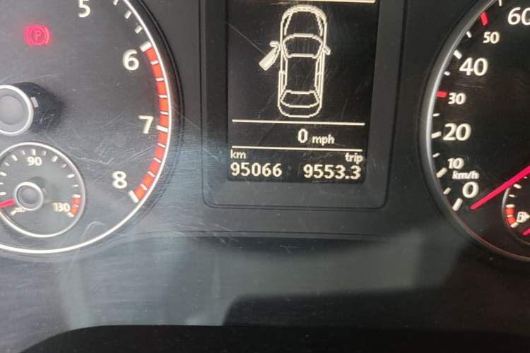 Used Volkswagen Sagitar 2014 1.4TSI Automatic Luxury Model Odometer Close Up