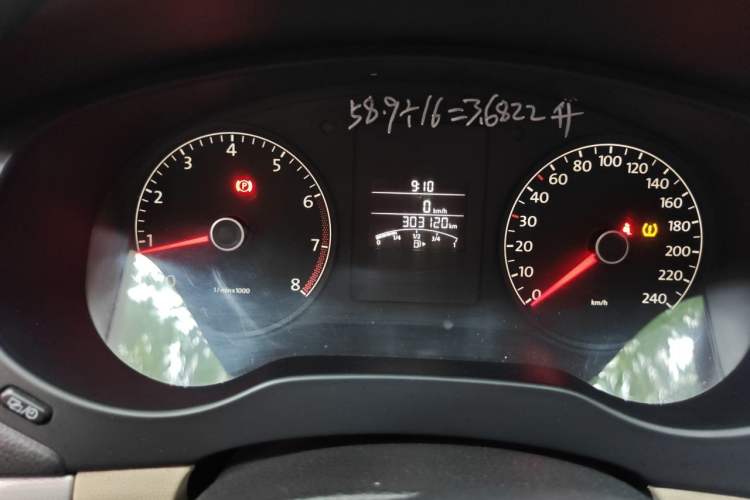Used Volkswagen Sagitar 2014 Revised Version 1.6L Manual Comfort Edition Odometer Close Up