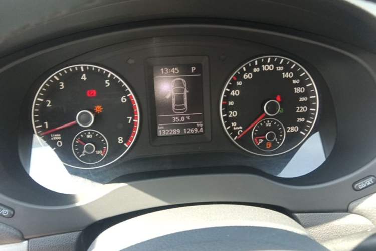 Used Volkswagen Sagitar 2014 1.4TSI Automatic Luxury Model Odometer Close Up