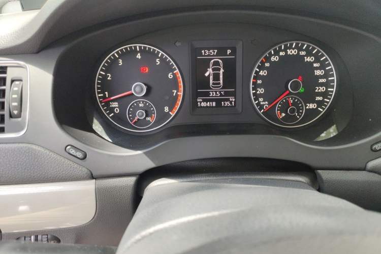 Used Volkswagen Sagitar 2014 1.4TSI Automatic Luxury Model Odometer Close Up
