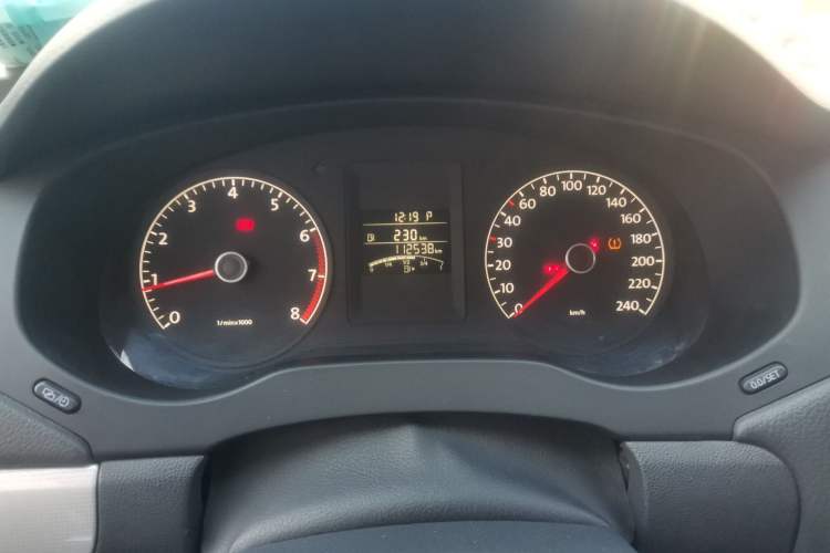 Used Volkswagen Sagitar 2014 1.6L Automatic Comfort Model Odometer Close Up