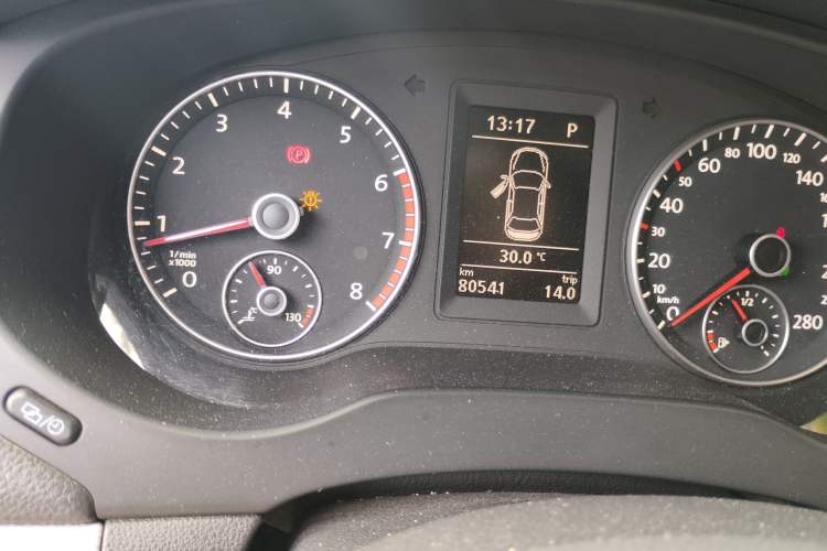 Used Volkswagen Sagitar 2014 1.4TSI Automatic Luxury Model Odometer Close Up