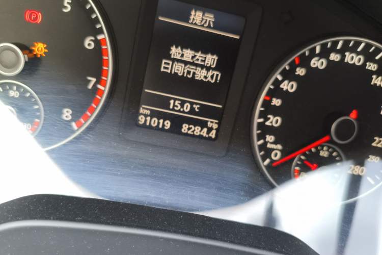 Used Volkswagen Sagitar 2014 1.4TSI Automatic Luxury Model Odometer Close Up