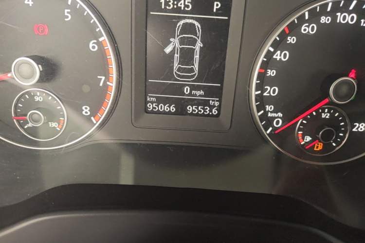 Used Volkswagen Sagitar 2014 1.4TSI Automatic Luxury Model Odometer Close Up