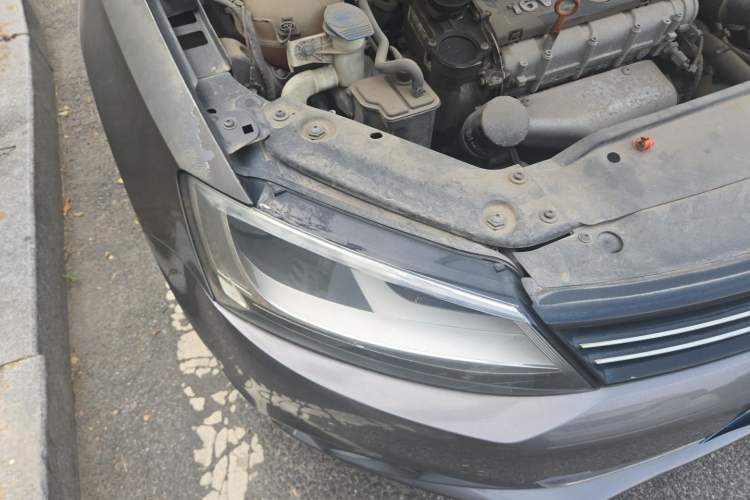 Used Volkswagen Sagitar 2014 1.6L Manual Comfort Model Right Front Headlight