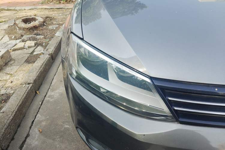 Used Volkswagen Sagitar 2014 Revised Version 1.6L Automatic Comfort Edition Right Front Headlight