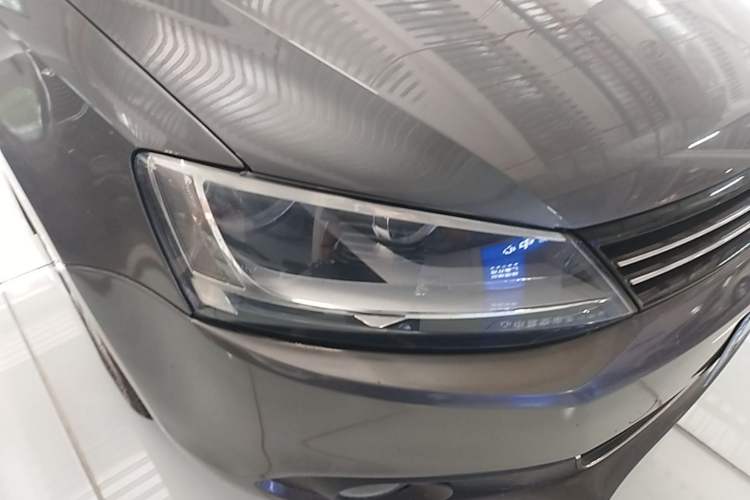 Used Volkswagen Sagitar 2014 1.6L Manual Comfort Model Right Front Headlight