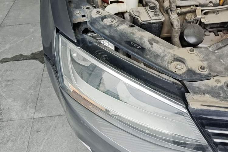Used Volkswagen Sagitar 2014 1.4TSI Automatic Luxury Model Right Front Headlight
