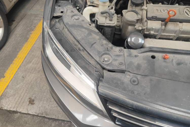 Used Volkswagen Sagitar 2014 1.6L Automatic Comfort Model Right Front Headlight