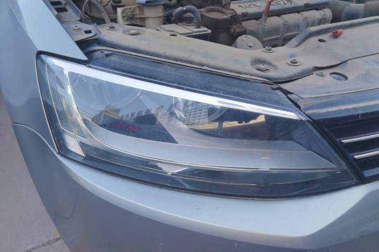 Used Volkswagen Sagitar 2014 1.6L Manual Comfort Model Right Front Headlight