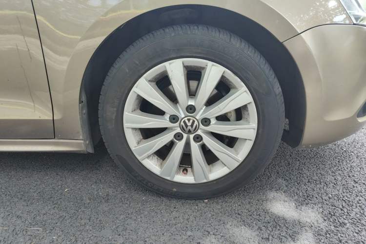 Used Volkswagen Sagitar 2014 1.6L Automatic Comfort Model Right Front Wheel Hub