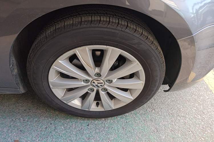 Used Volkswagen Sagitar 2014 1.4TSI Automatic Luxury Model Right Front Wheel Hub