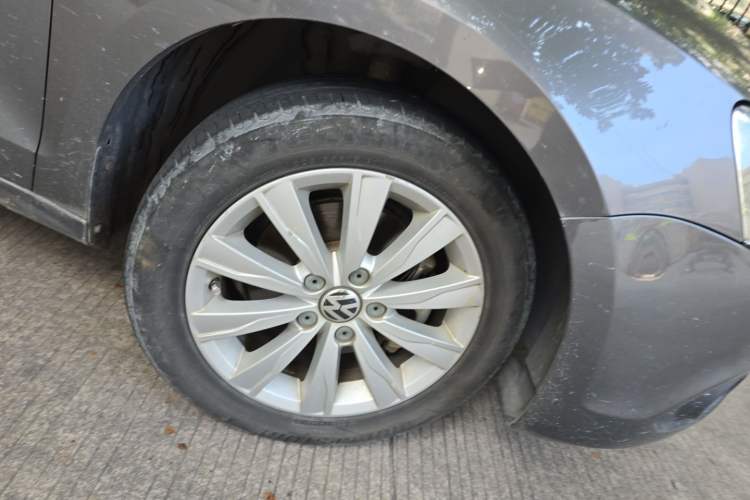 Used Volkswagen Sagitar 2014 1.4TSI Automatic Fashion Edition Right Front Wheel Hub
