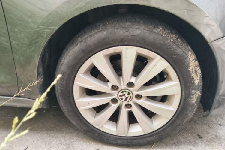 Used Volkswagen Sagitar 2014 Revised Version 1.6L Manual Comfort Edition Right Front Wheel Hub
