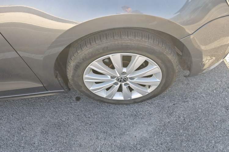 Used Volkswagen Sagitar 2014 1.6L Automatic Comfort Model Right Front Wheel Hub