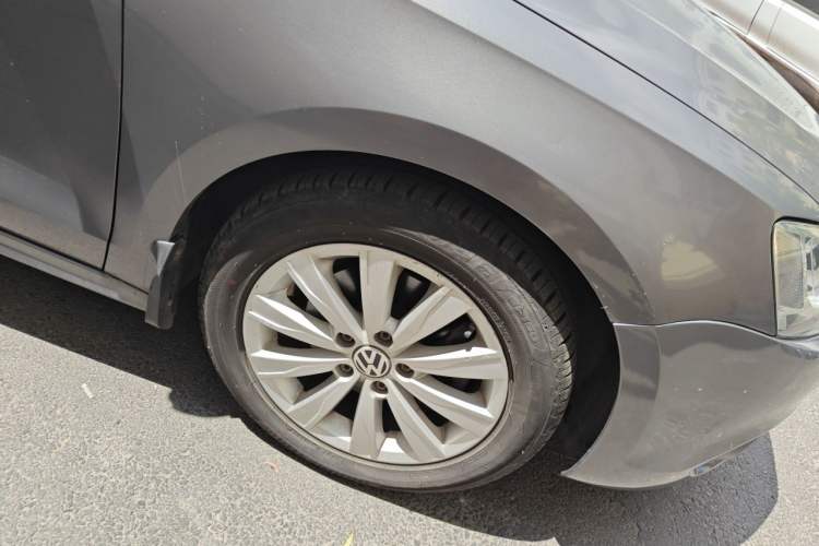 Used Volkswagen Sagitar 2014 1.4TSI Manual Luxury Model Right Front Wheel Hub