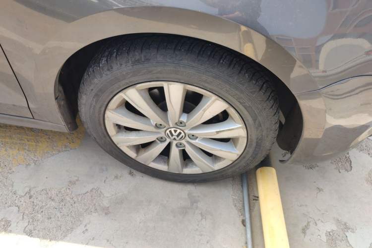 Used Volkswagen Sagitar 2014 Revised Version 1.6L Automatic Comfort Edition Right Front Wheel Hub