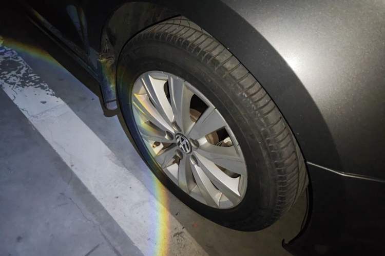Used Volkswagen Sagitar 2014 1.4TSI Automatic Luxury Model Right Front Wheel Hub